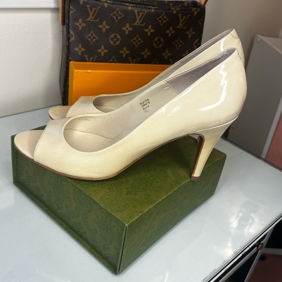 Classic Richard Tyler Nude Patent Leather Peep-Toe Heels | Size 9 - Picture 4 of 6